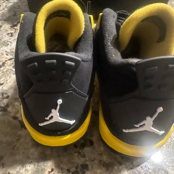 Jordan 4 retro (GS) size 4Y. BRAND NEW NEVER EVER WORN NOT EVEN TRIED ON